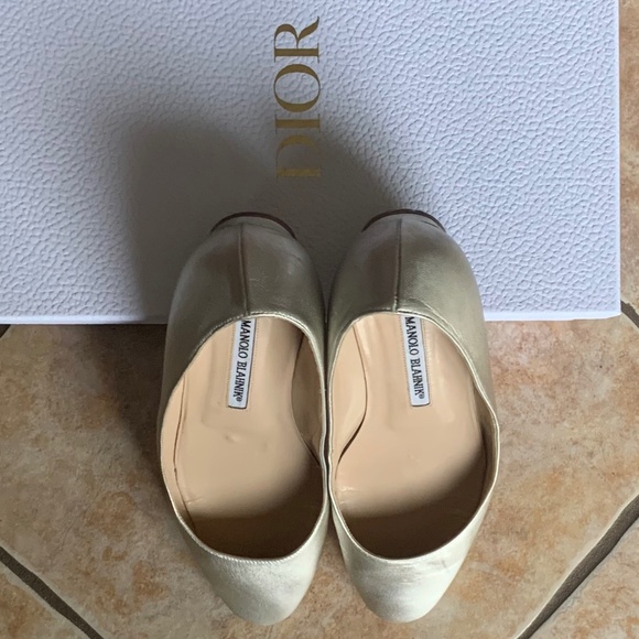 Manolo Blahnik Metallic Platinum Leather Flats - Picture 7 of 16
